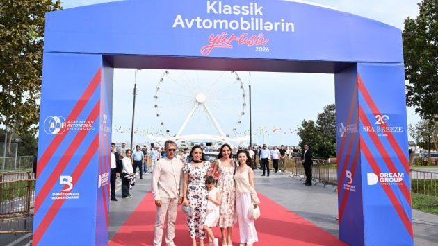 Leyla Əliyeva və Arzu Əliyeva klassik avtomobillərin yürüşünü izləyiblər