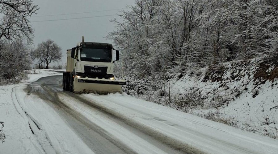 Ağdərədə yollar xüsusi texnikalarla təmizlənir - FOTO/VİDEO