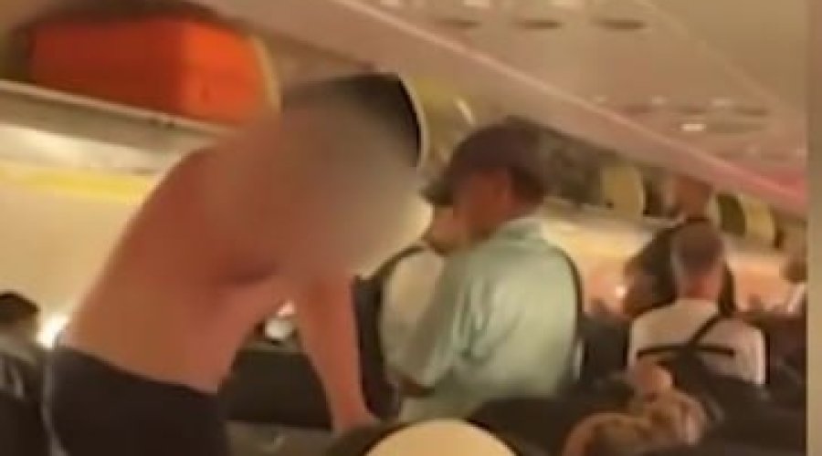Təyyarədə qorxulu anlar: Rusiyalı sərnişin soyunub... - VİDEO