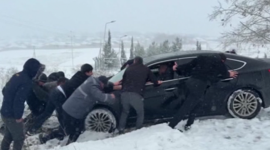 Hərəkət məhdudlaşdı, sürücülər yolda qaldı &ndash; VİDEO