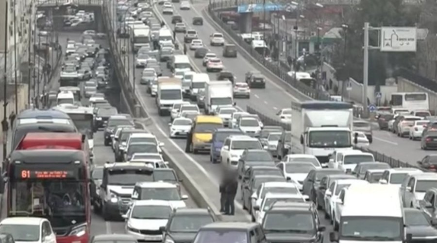 Bakı-Sumqayıt yolunda böyük tıxac: "Düz bir saat 45 dəqiqədir ki, burada qalmışıq" - VİDEO