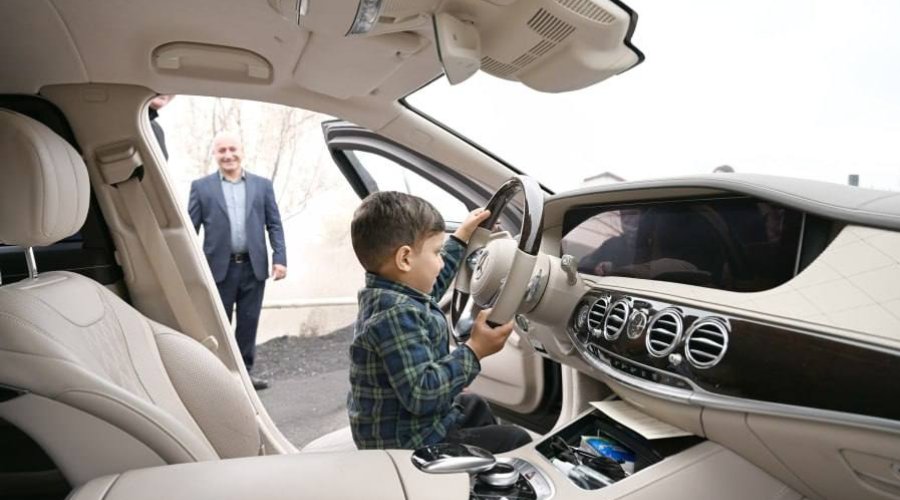 Xocavəndə qayıdan azyaşlı Prezidentin avtomobilində sükan arxasında - FOTO/VİDEO