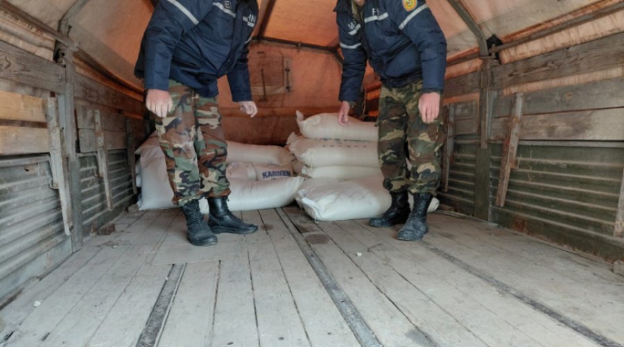 Yolu bağlanan Qonaqkəndə ərzaq aparıldı - FOTO/VİDEO