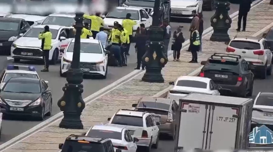 Bakıda HƏYƏCANLI ANLAR: Piyadanı maşın vurdu, POLİSLƏR dərhal xəstəxanaya çatdırdı - VİDEO